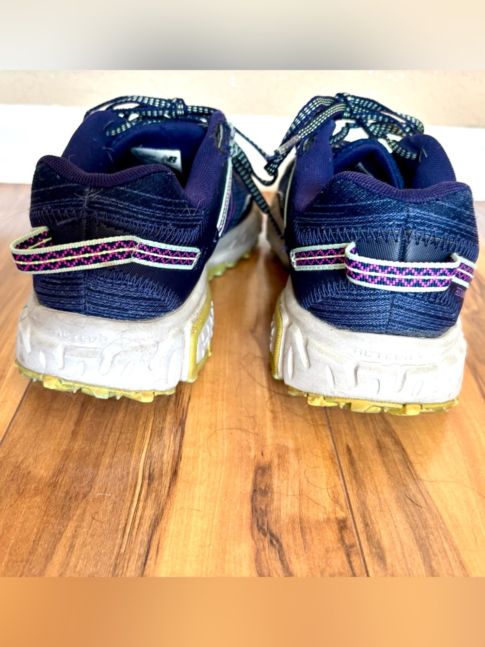 Pre-loved New Balance Navy Hiking Sneakers with Pink Accents size 9 - Picture 6 of 10